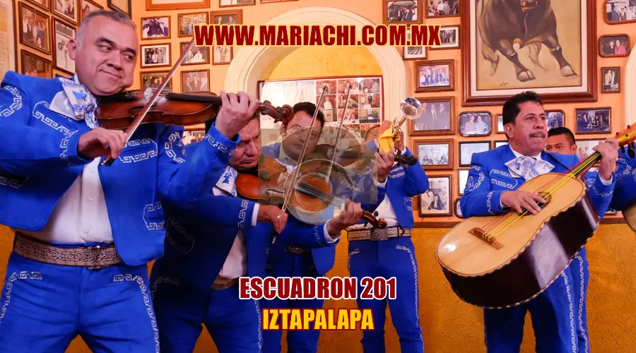 Mariachis en Escuadron 201 